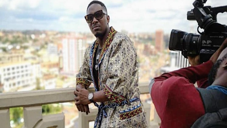 Stanley Enow dépouillé par des fans à Bafoussam