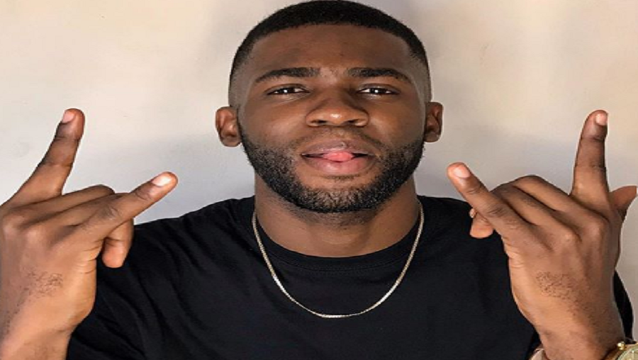 Dylan comédie traité de tribaliste sur Internet