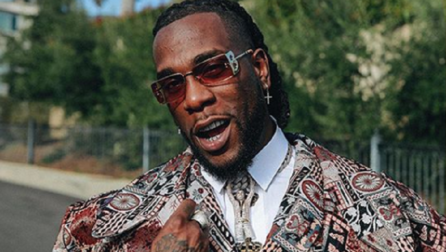 Burna Boy donne un coup de pieds à un de ses fans en plein concert