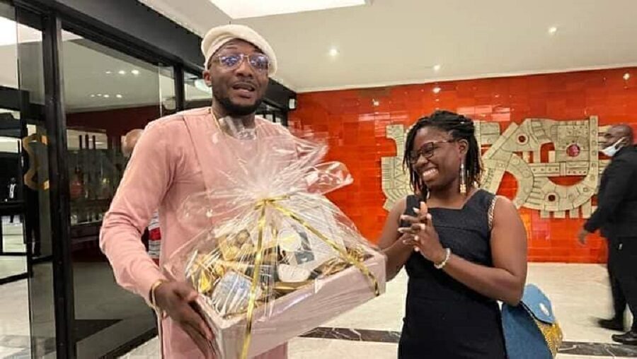 Hervé Nguetch: une fan ivoirienne lui fait une surprise à Abidjan