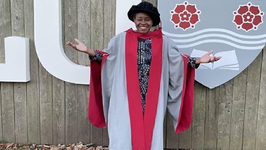 Coco Mbassi: l’artiste obtient un Doctorat Ph.D en Angleterre
