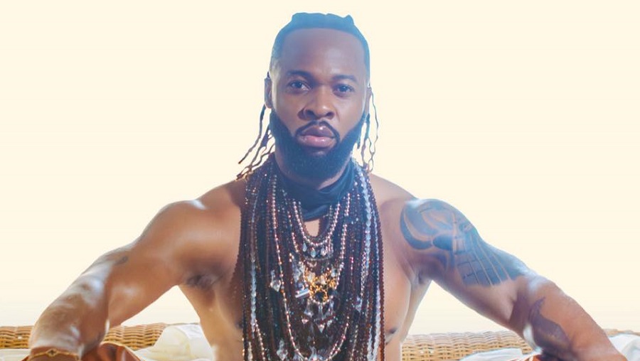 Flavour aperçu dans un bar avec ses amis : les internautes se moquent de lui